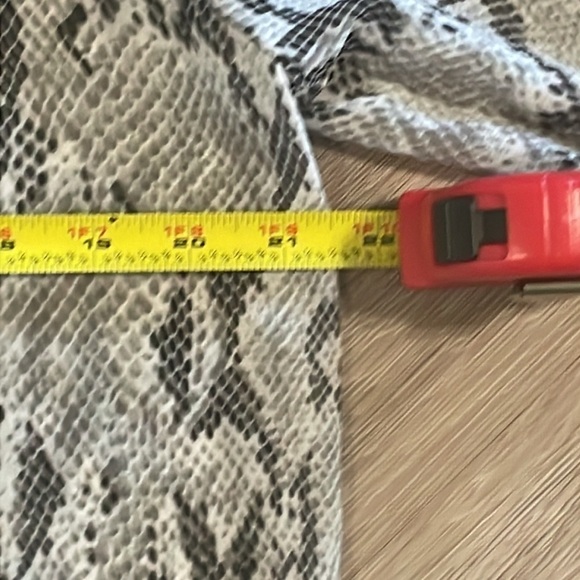 Express Women’s Tunic Medium Grey Snake Animal Print Semi Sheer Mesh Classic - Picture 11 of 13